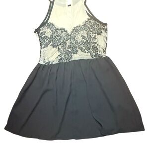 Buckle BKE Boutique Black and Cream Lace Layering Top Size XS